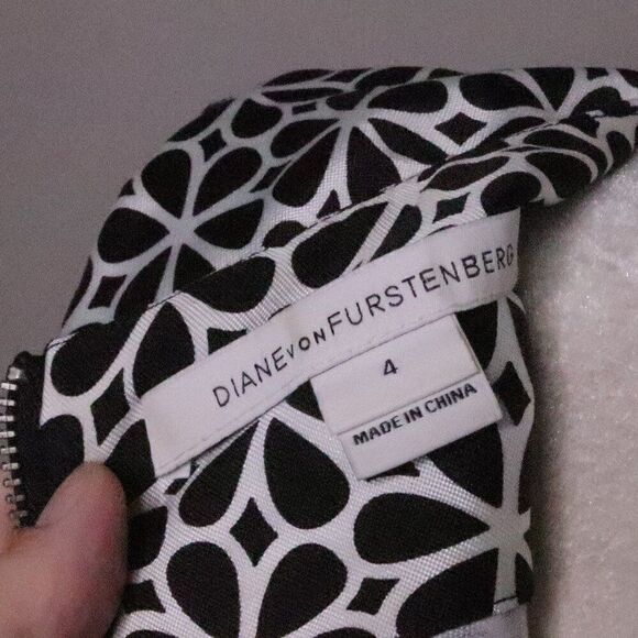 Diane von Furstenberg | Sleeveless Printed Sheath Dress 4 - Picture 5 of 6